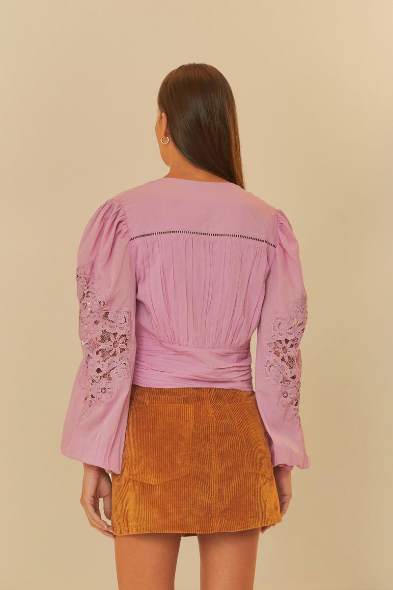 Vista trasera de la Blusa Romántica Bordada mostrando el diseño de la espalda.