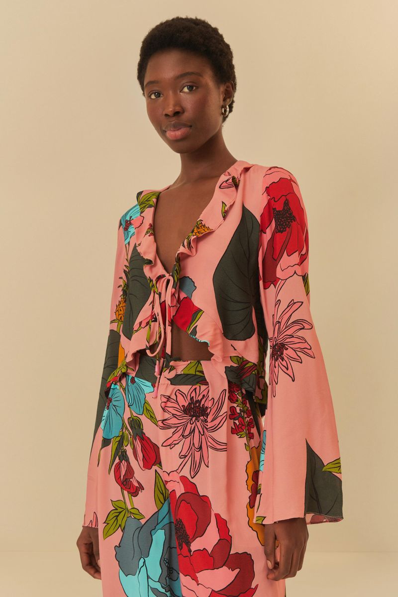 Blusa-con-estampado-floral-tropical-en-tonos-vibrantes-vista-frontal-con-mangas-largas-y-escote-ajustable.