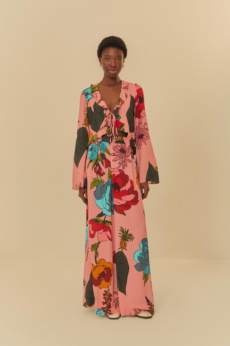 Vista-completa-de-la-blusa-floral-tropical-destacando-el-largo-y-el-diseño.