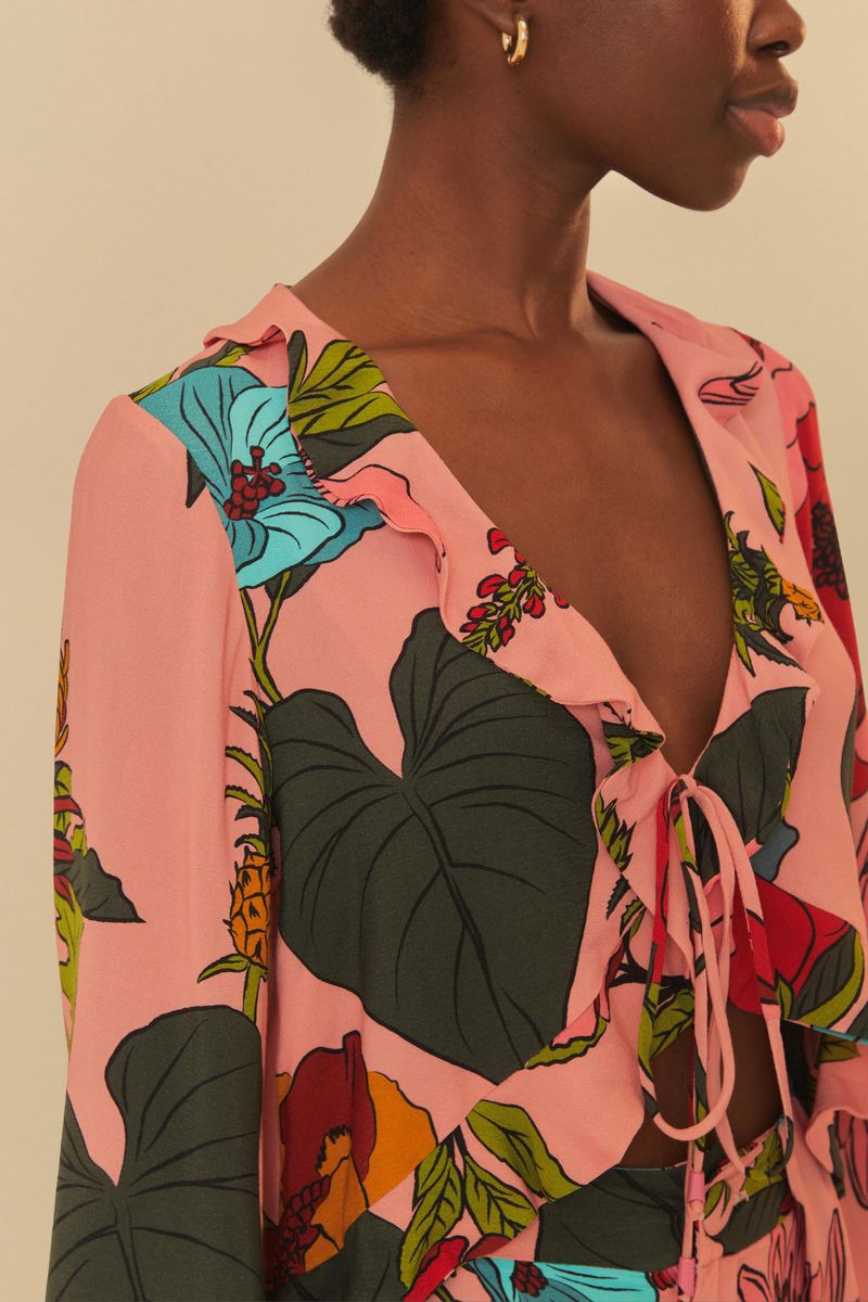 Detalle-del-escote-ajustable-con-lazos-de-la-blusa-floral-tropical.