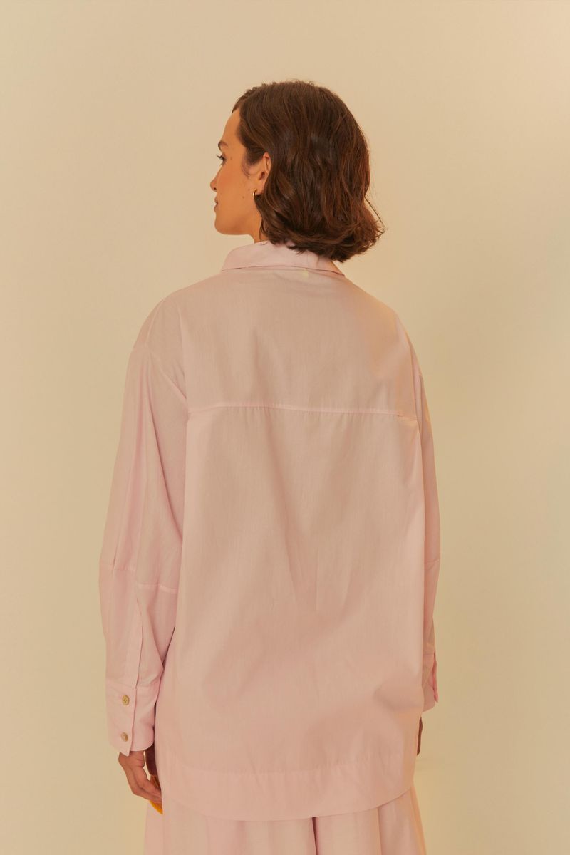 Vista trasera de la Camisa Flor mostrando el corte clásico y el color rosa claro.