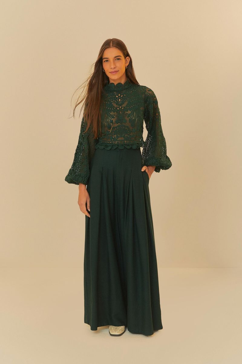 Blusa-guipur-romantica-verde-profundo-con-cuello-alto-y-mangas-abullonadas-vista-frontal.