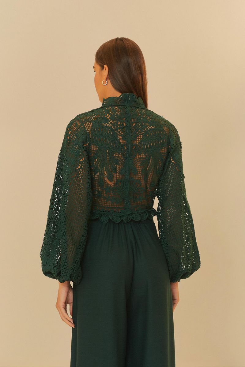 Vista-trasera-de-la-blusa-guipur-romantica-verde-profundo-destacando-el-encaje-detallado.