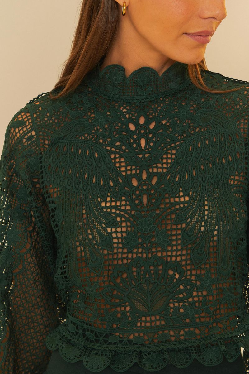 Detalle-del-encaje-de-la-blusa-guipur-romantica-verde-profundo-mostrando-el-patron-ornamental.