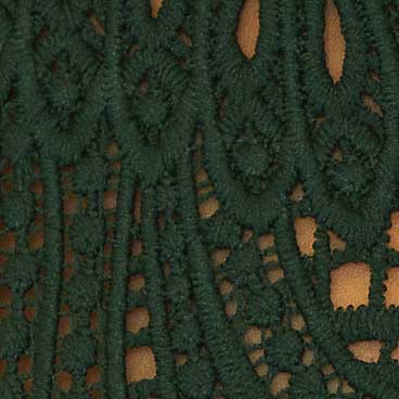 Acercamiento-al-encaje-de-la-blusa-guipur-romantica-verde-profundo-evidenciando-la-textura-y-los-detalles-intrincados.