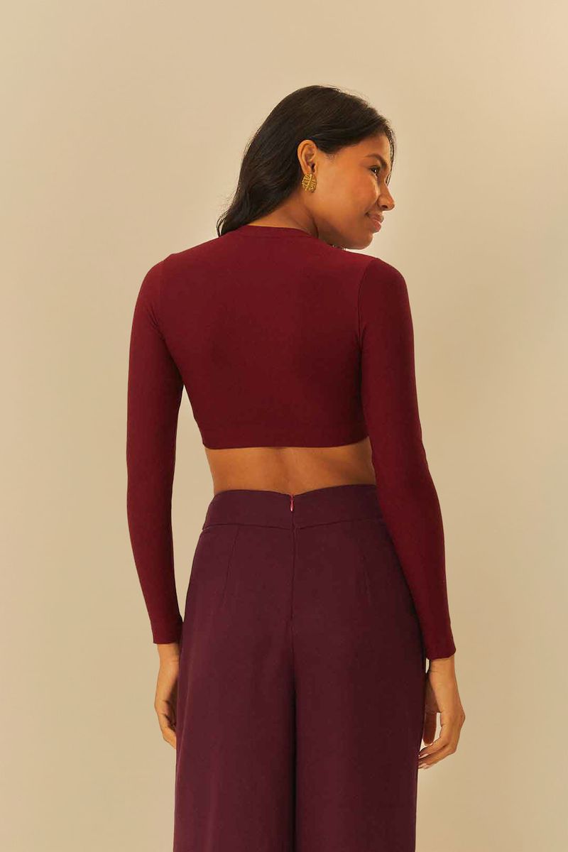 Vista-posterior-de-la-blusa-cropped-aro-destacando-el-diseño-cerrado-en-la-espalda.