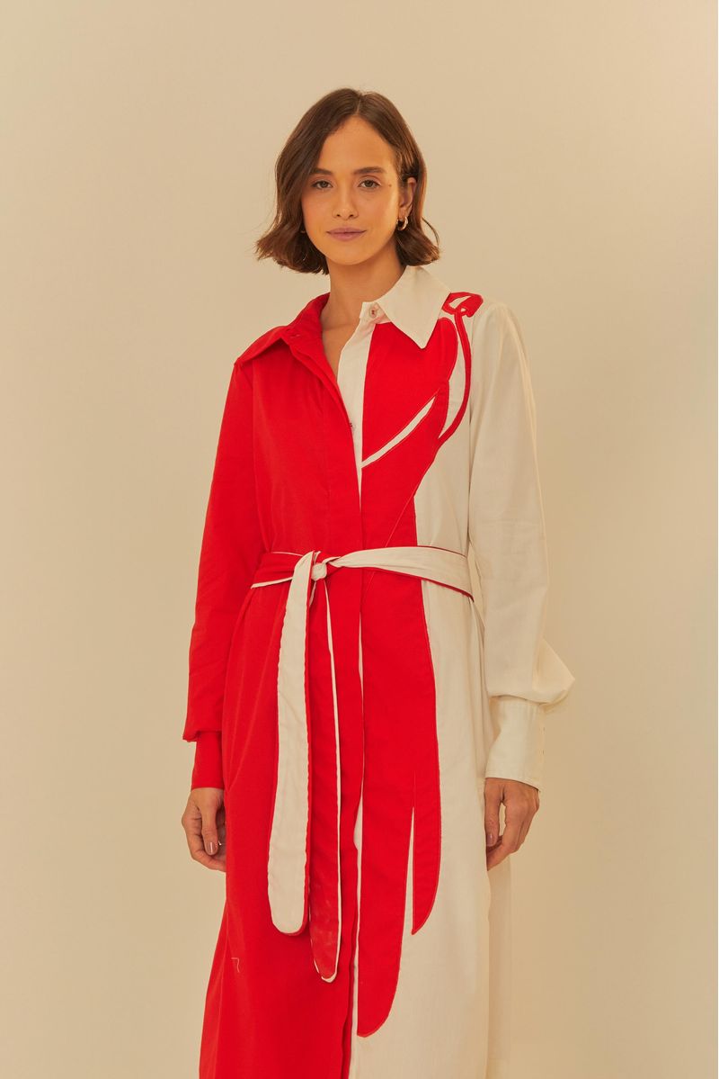 Vestido chemise con diseño asimétrico en rojo y blanco, con cinturón ajustable y mangas largas.