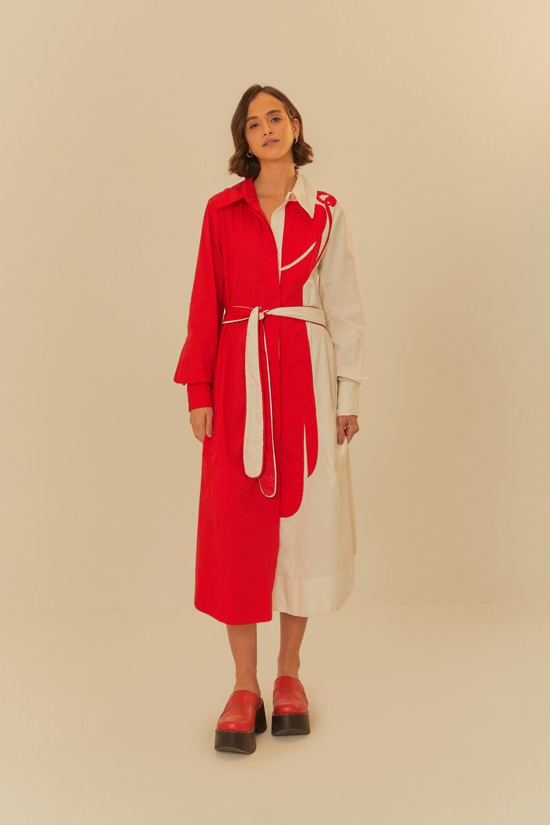 Vista frontal del vestido chemise con detalles de estampado arara en rojo y blanco.