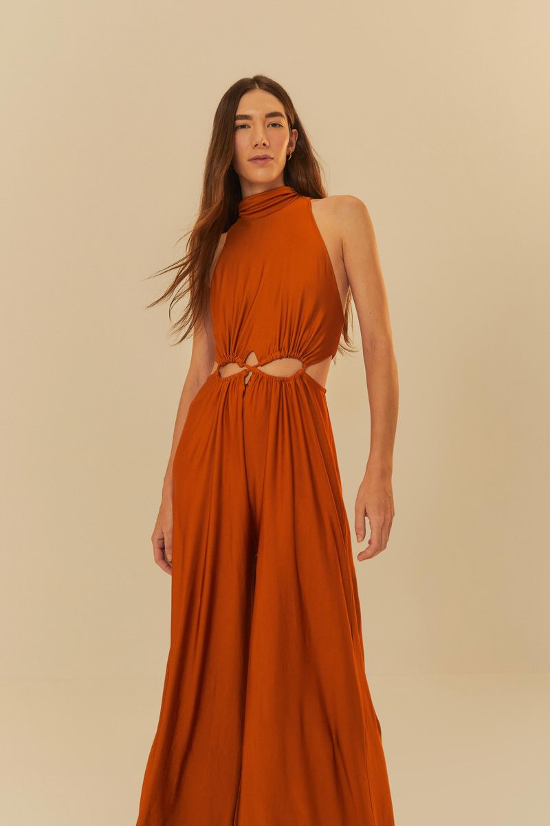 Mono-terracota-con-escote-halter-y-recortes-en-la-cintura-vista-frontal.