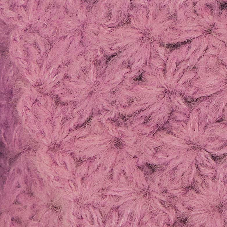 Close-up-de-la-textura-floral-del-cardigan-lila.