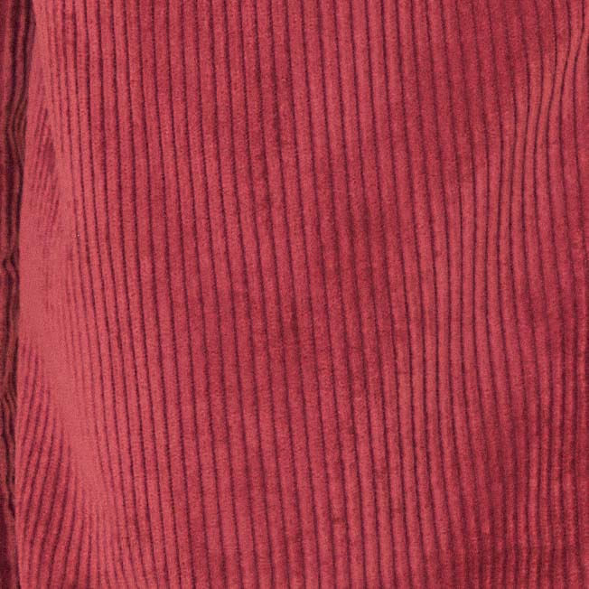 Detalle-cercano-de-la-textura-del-pantalon-sastreria-cotele-resaltando-su-calidad-y-acabado.