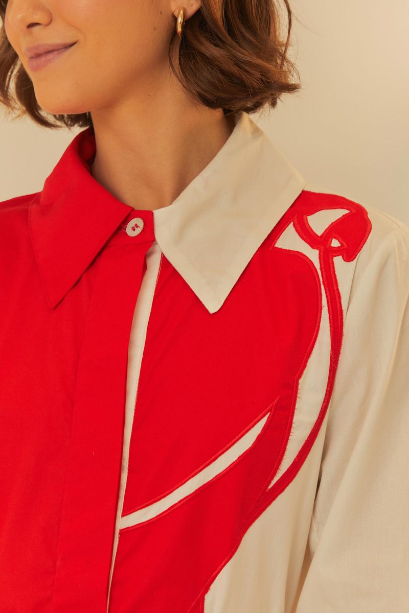 Detalle del cuello clásico y estampado arara del vestido chemise.