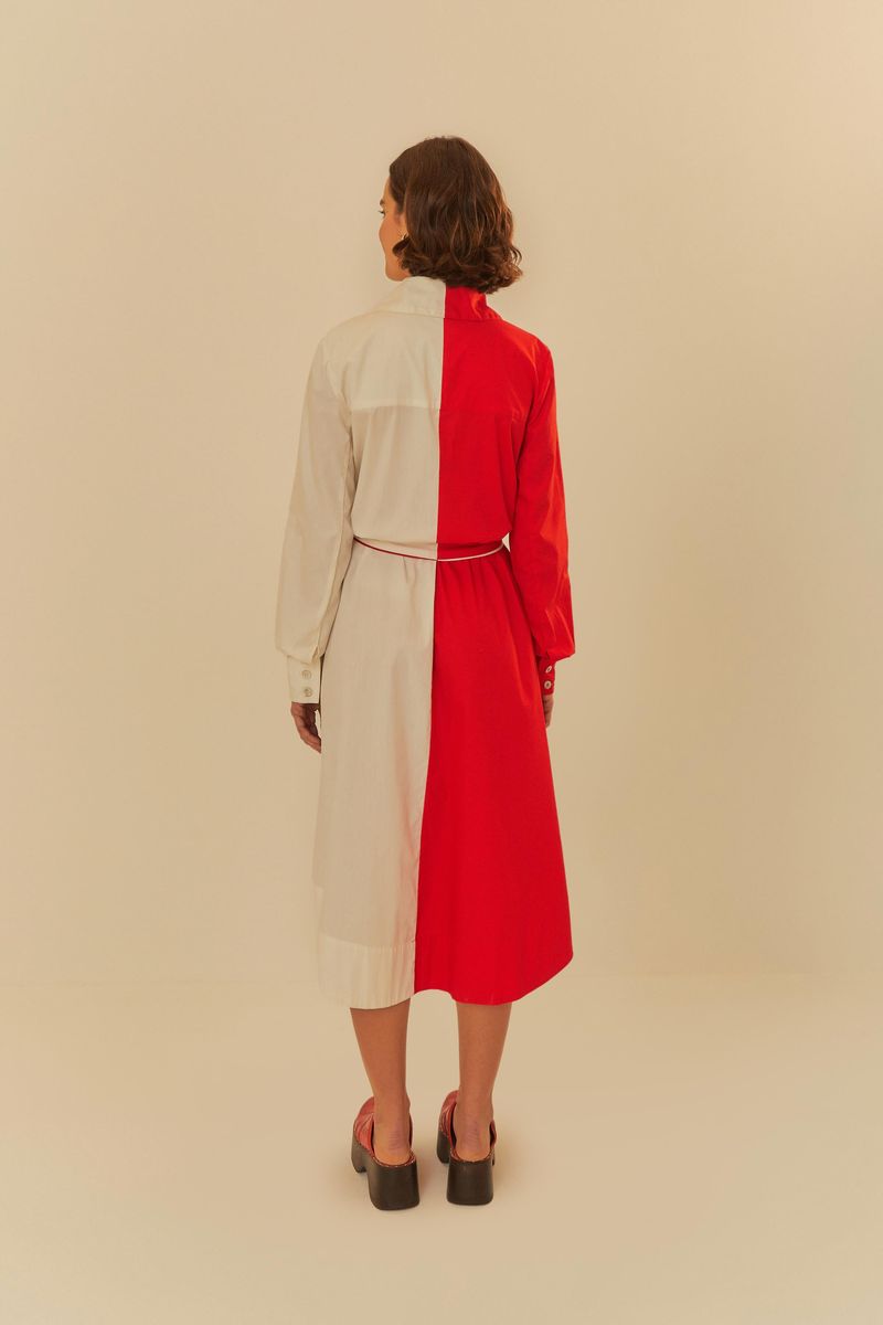 Vista trasera del vestido chemise con diseño asimétrico en rojo y blanco.