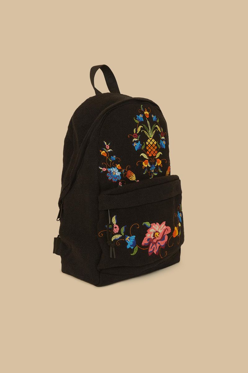 Mochila-de-yute-negra-con-bordados-coloridos-vista-lateral.