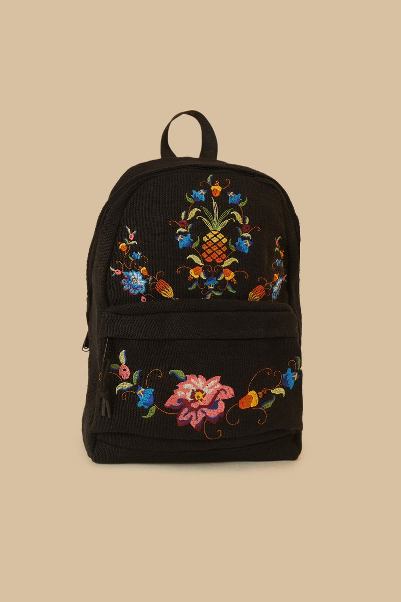 Vista-frontal-de-la-mochila-de-yute-negra-con-bordados-vibrantes.