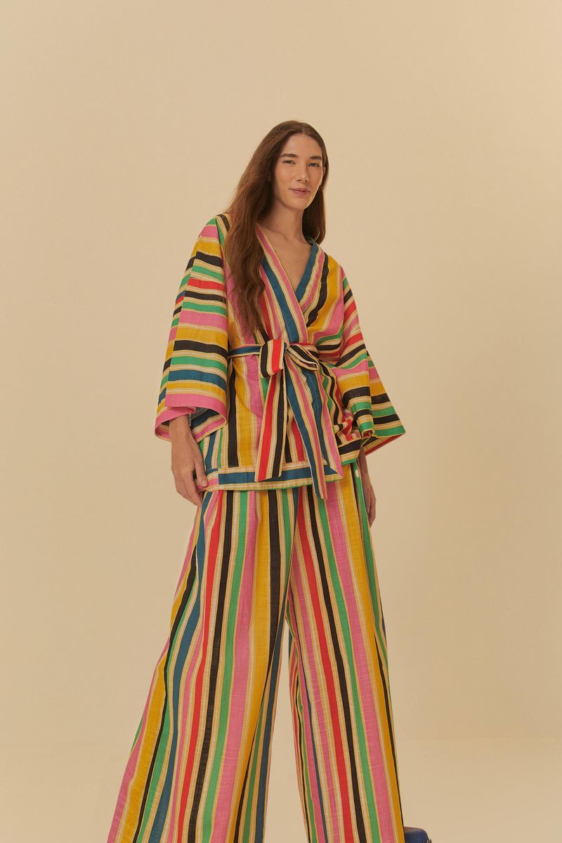 Imagen de una modelo usando el conjunto con el Pantalón Pantalona Raya Rainbow y blusa combinada.
