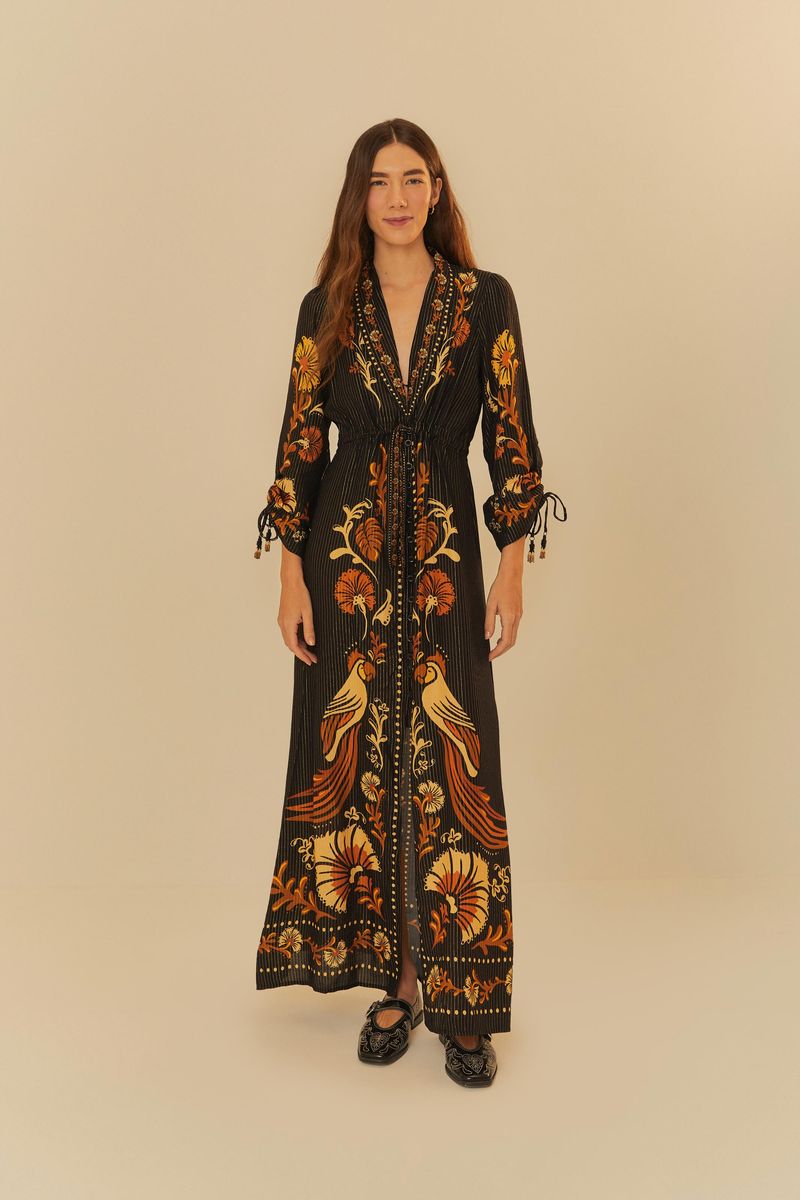 Vista-frontal-del-vestido-largo-estampado-destacando-el-ajuste-en-la-cintura-y-el-diseño-decorativo.