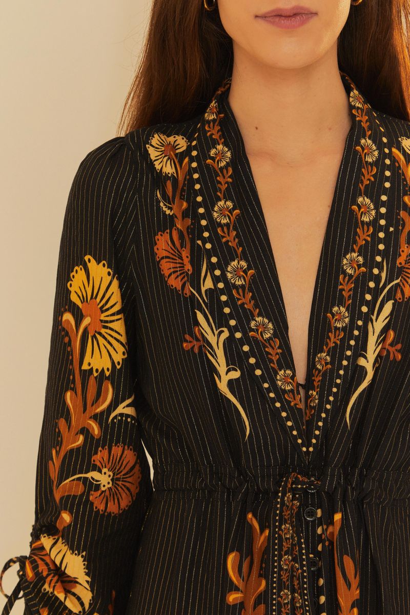 Detalle-del-escote-en-V-del-vestido-con-diseño-decorativo-y-ajuste-en-la-cintura.
