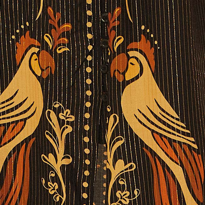Primer-plano-del-diseño-decorativo-del-vestido-con-elementos-florales-y-de-aves.