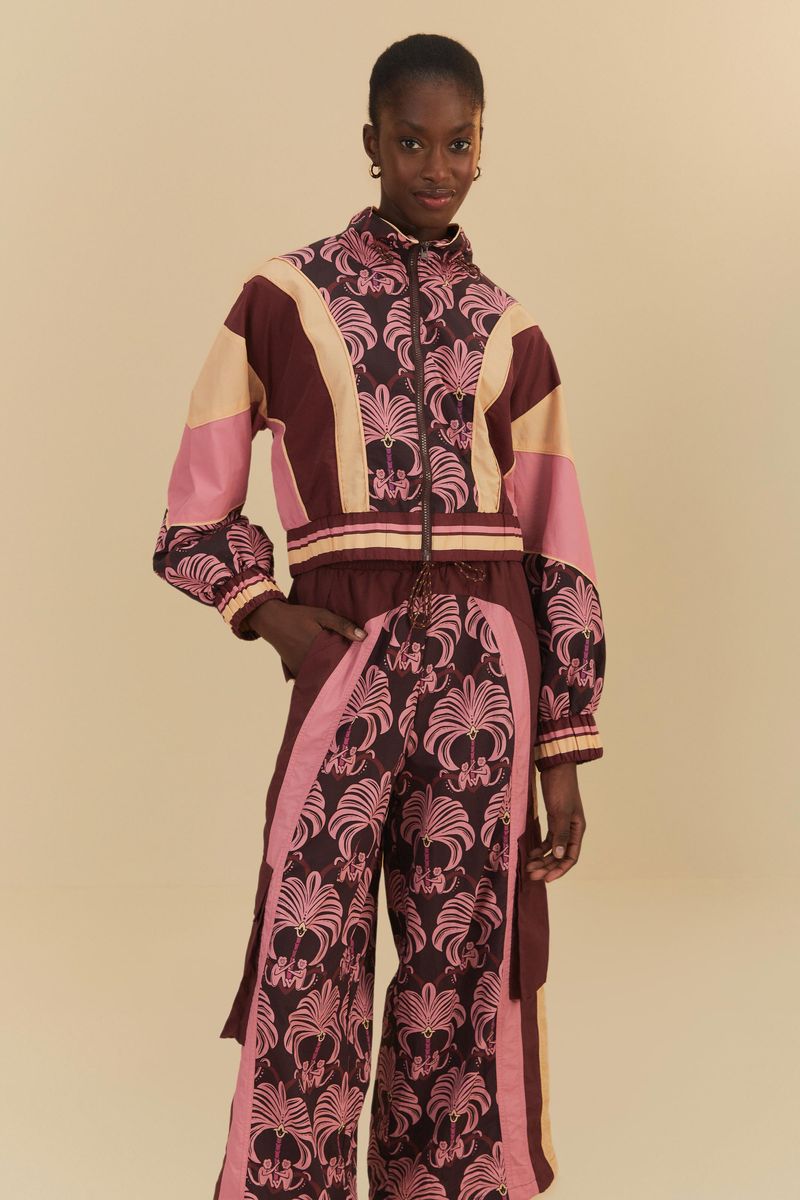Modelo-usando-un-pantalon-amplio-estampado-con-follaje-tropical-y-una-chaqueta-a-juego.
