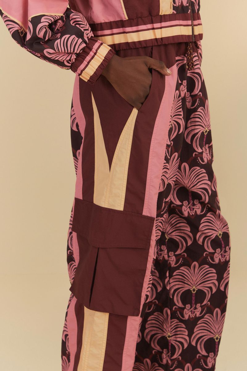 Detalle-de-la-cintura-elastica-del-pantalon-estampado.