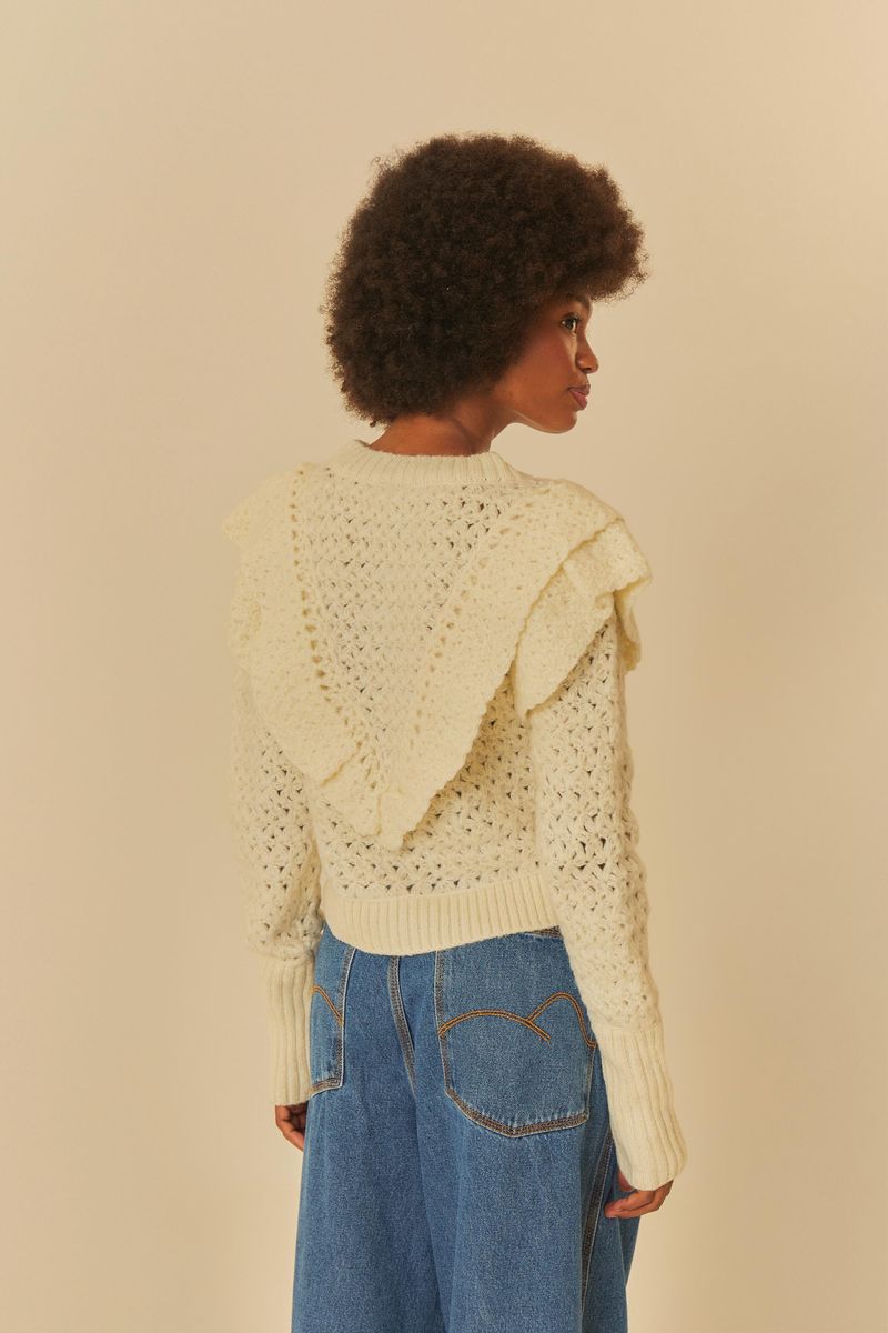 Vista posterior de un cárdigan de tricot beige con adornos y textura floral.