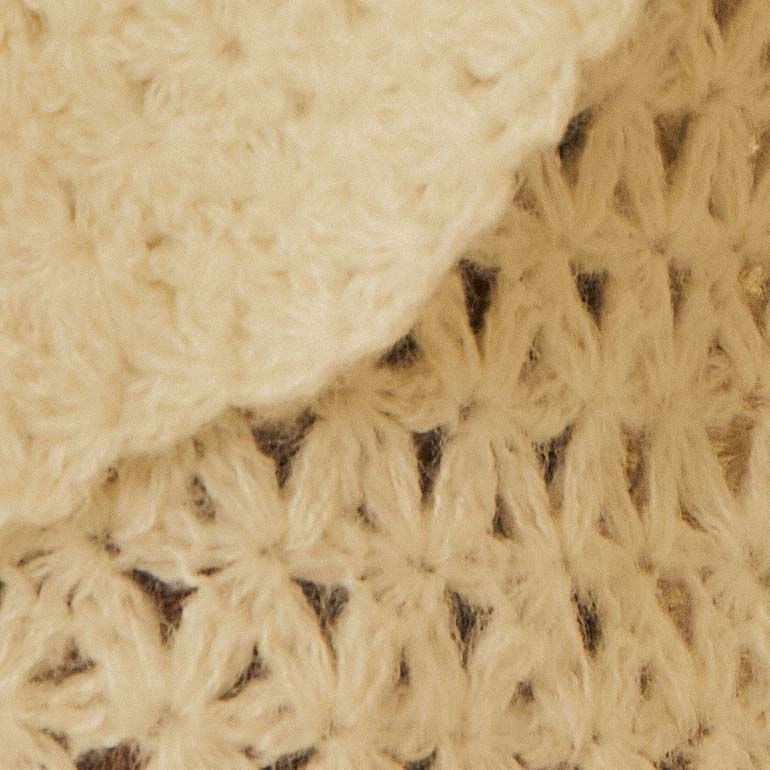 Primer-plano-de-la-textura-floral-del-tricot-beige-del-cardigan.