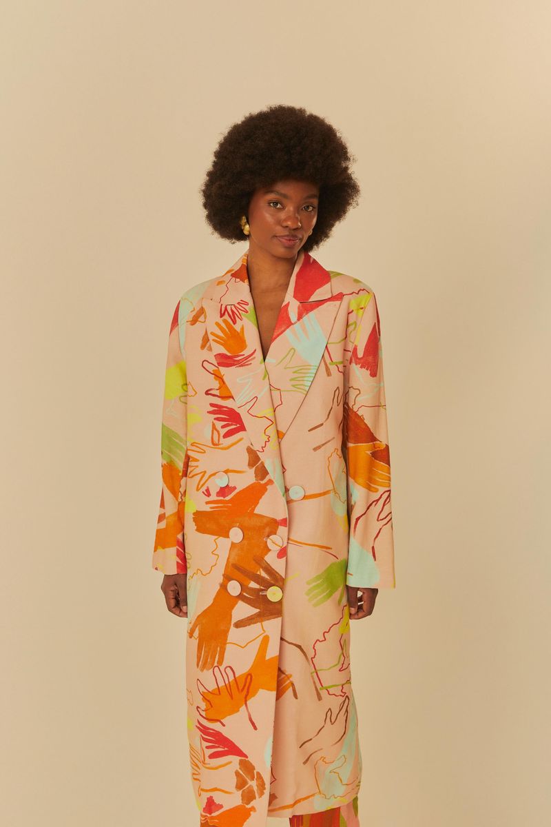 Imagen-de-un-maxi-blazer-estampado-con-diseño-artistico-multicolorido-visto-de-frente.