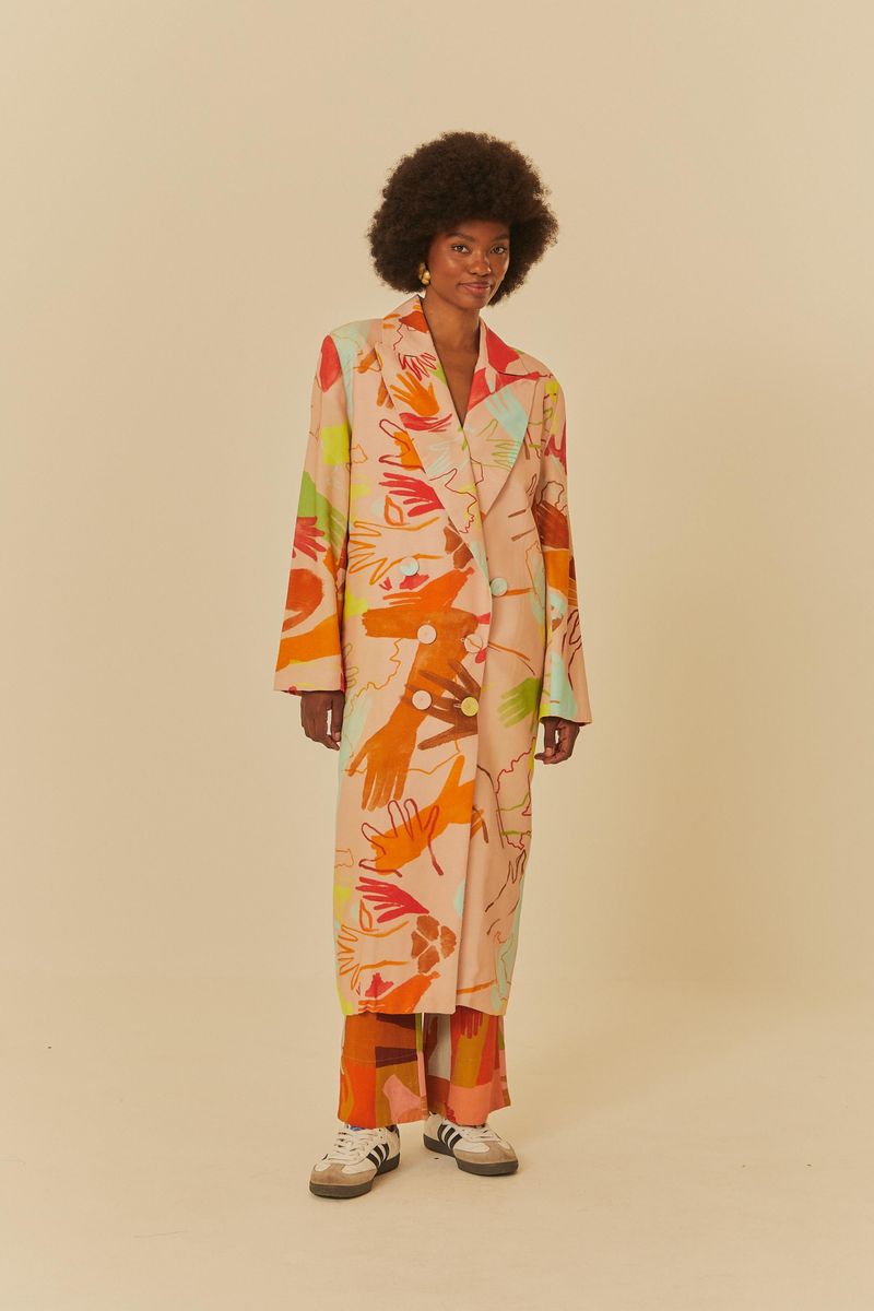 Imagen-de-un-maxi-blazer-estampado-con-diseño-artistico-multicolorido-visto-de-lado.