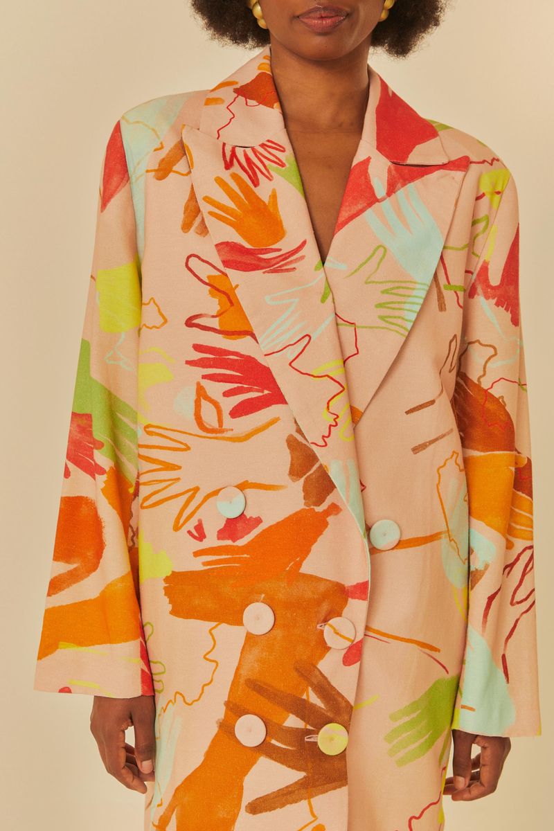 Imagen-de-un-maxi-blazer-estampado-con-diseño-artistico-multicolorido-visto-de-espaldas.