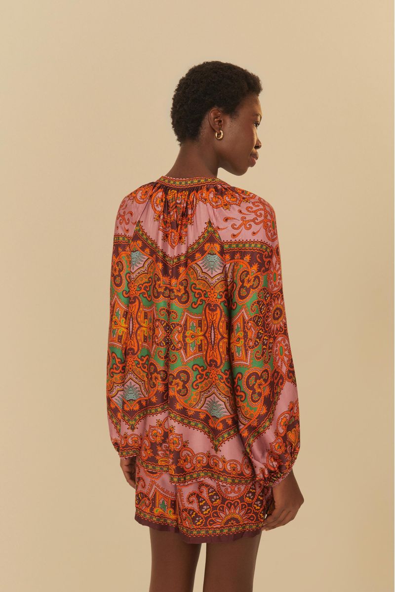 Vista-trasera-de-la-Blusa-Capadocia-con-estampado-vibrante-y-mangas-largas.