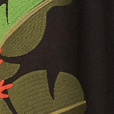 Close-up-del-escote-cuadrado-y-mangas-abullonadas-del-vestido-negro.