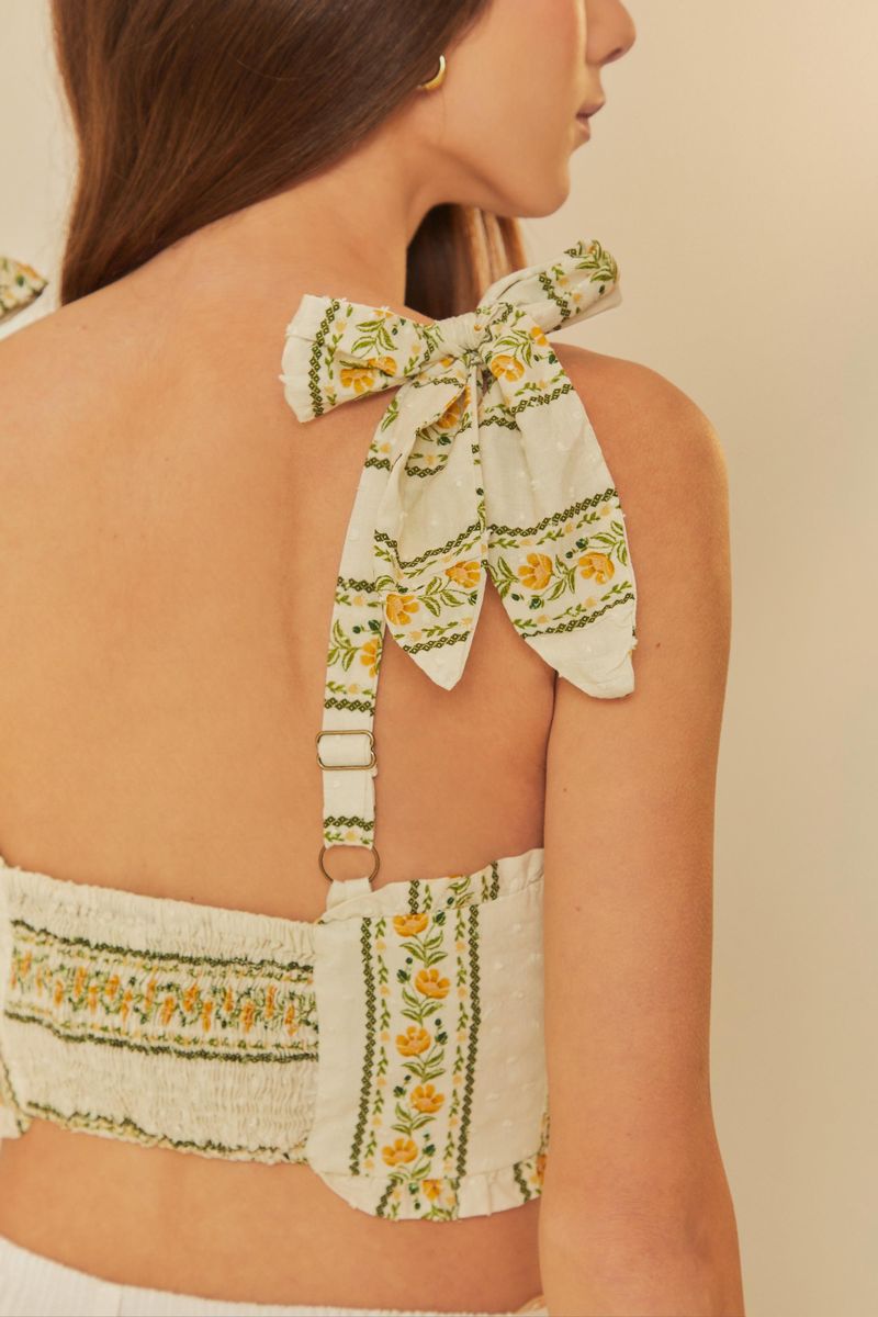 Imagen-de-un-top-floral-con-tirantes-ajustables-visto-desde-atras.