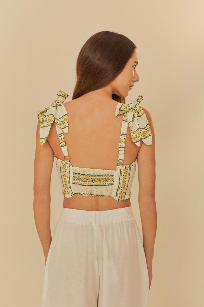 Detalle-de-los-tirantes-ajustables-del-top-floral.