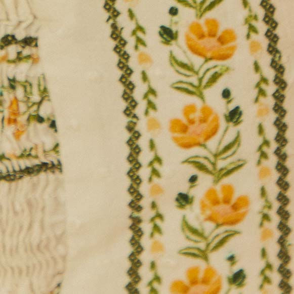 Primer-plano-del-estampado-floral-del-top.