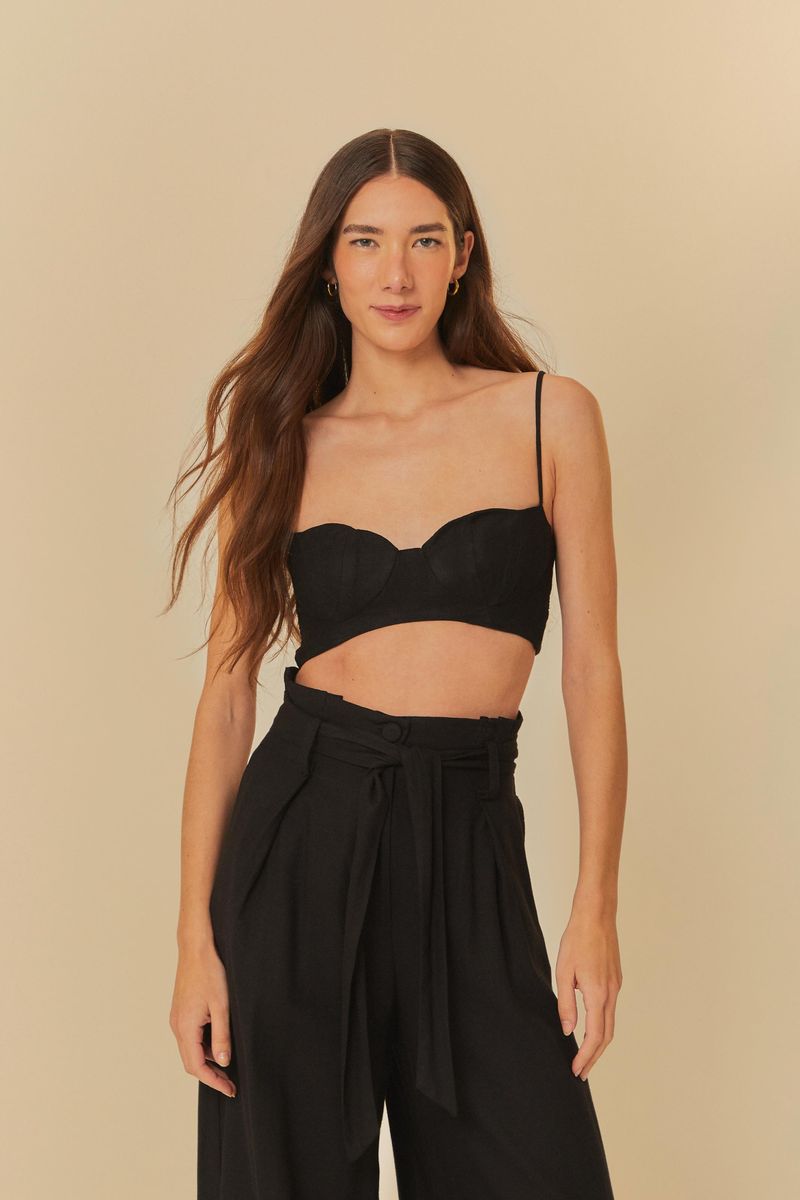 Vista-frontal-de-un-top-negro-con-tirantes-ajustables-y-diseño-exclusivo.