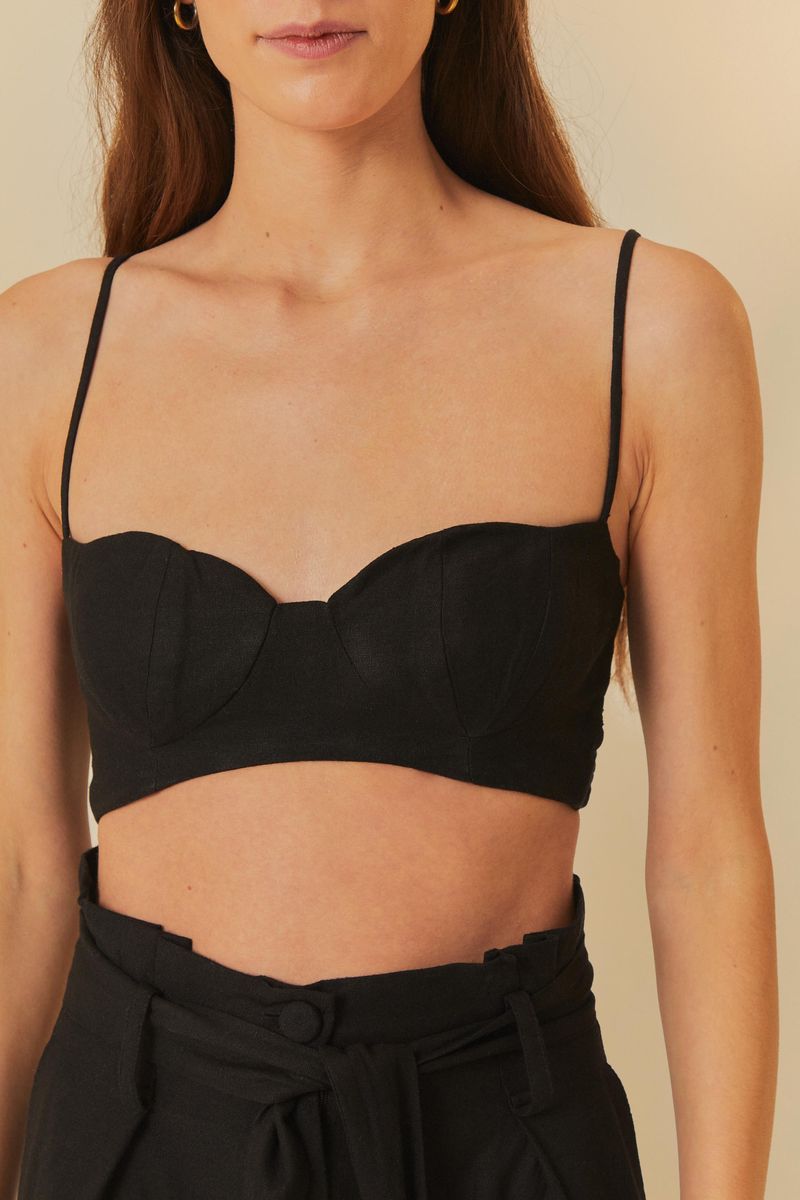 Vista-frontal-de-un-top-negro-con-tirantes-ajustables-y-diseño-exclusivo-en-forma-de-concha.