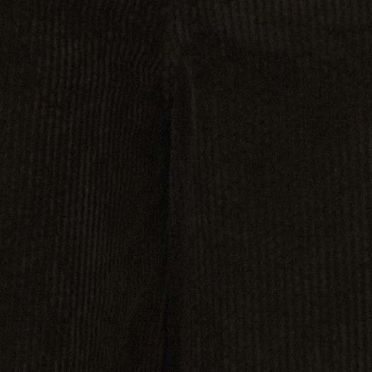 Primer plano de la textura del tejido negro del pantalón.