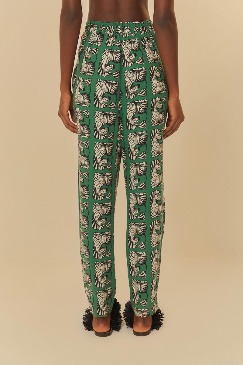 Primer-plano-del-Pantalon-Zebrina-mostrando-el-patron-de-cebra-sobre-un-fondo-verde-destacando-la-cintura-elastica-y-el-diseño-de-pierna-recta.