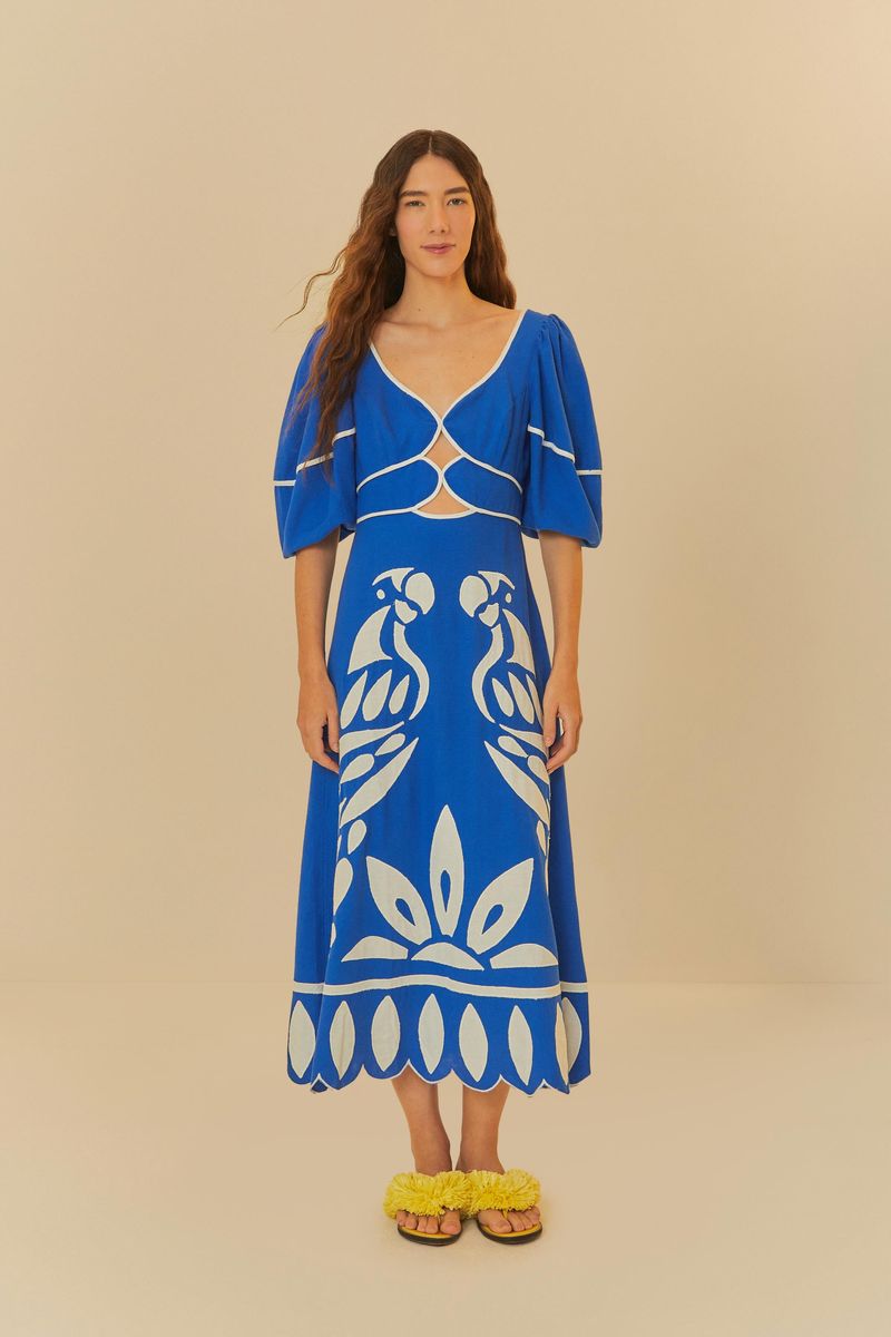 Vista frontal del vestido azul con detalles de bordado blanco y diseño cutwork.