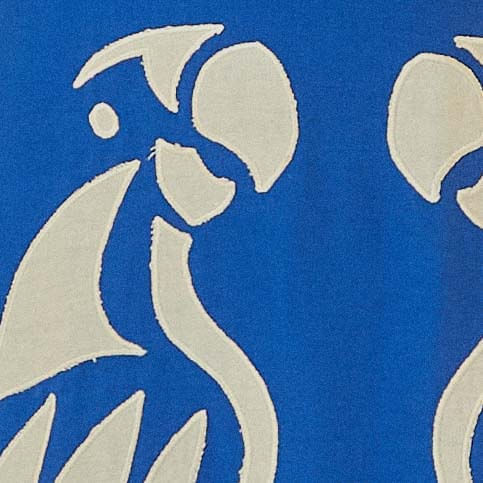 Vista-trasera-del-vestido-azul-con-diseño-sencillo-y-bordados-blancos-en-el-borde.
