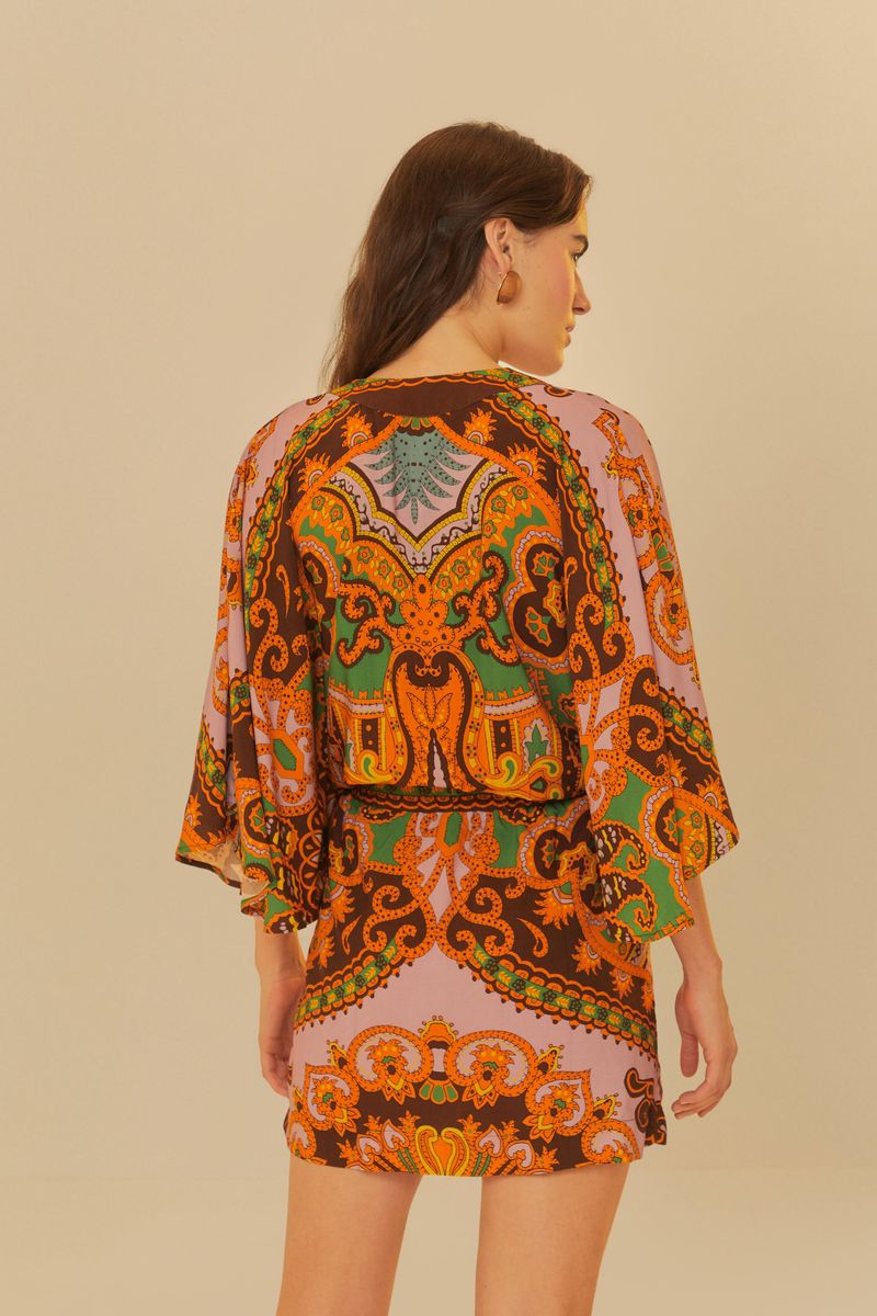 Vista trasera del vestido corto estampado, resaltando el patrón vibrante y el corte fluido.