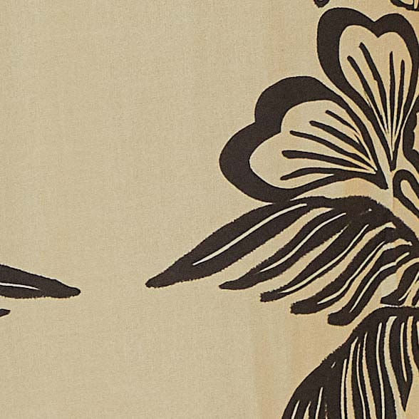 Close-up-del-estampado-botanico-del-Enterito-Doce-Camino-con-detalles-florales-en-negro-sobre-fondo-beige.