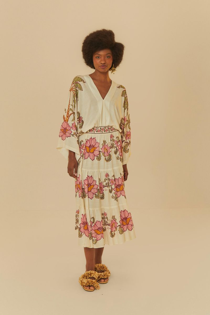 Modelo usando el Body Ravenala con falda combinando, mostrando el look completo.