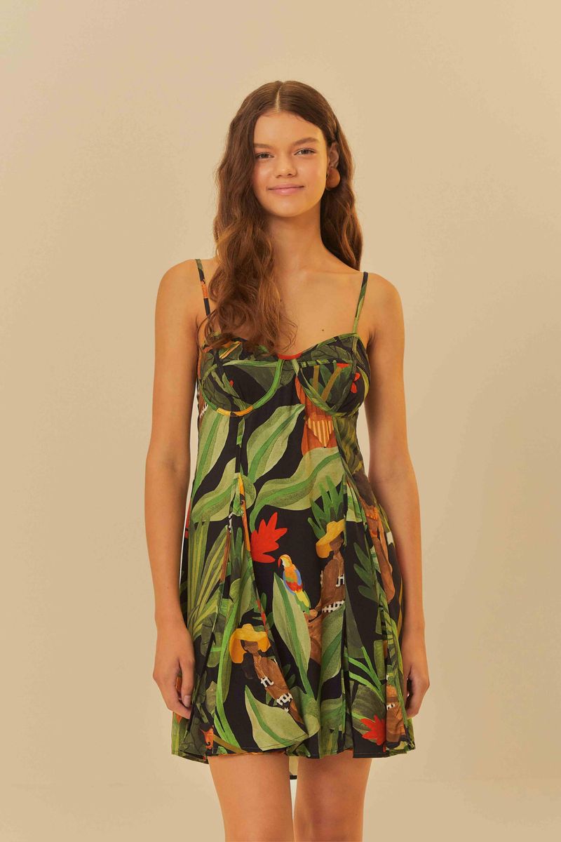 Vestido corto con estampado tropical visto de frente, tirantes finos y escote en corazón.