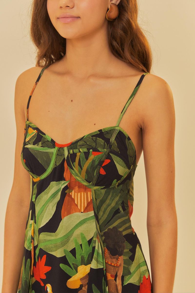 Close-up del escote en corazón y tirantes finos del vestido tropical.