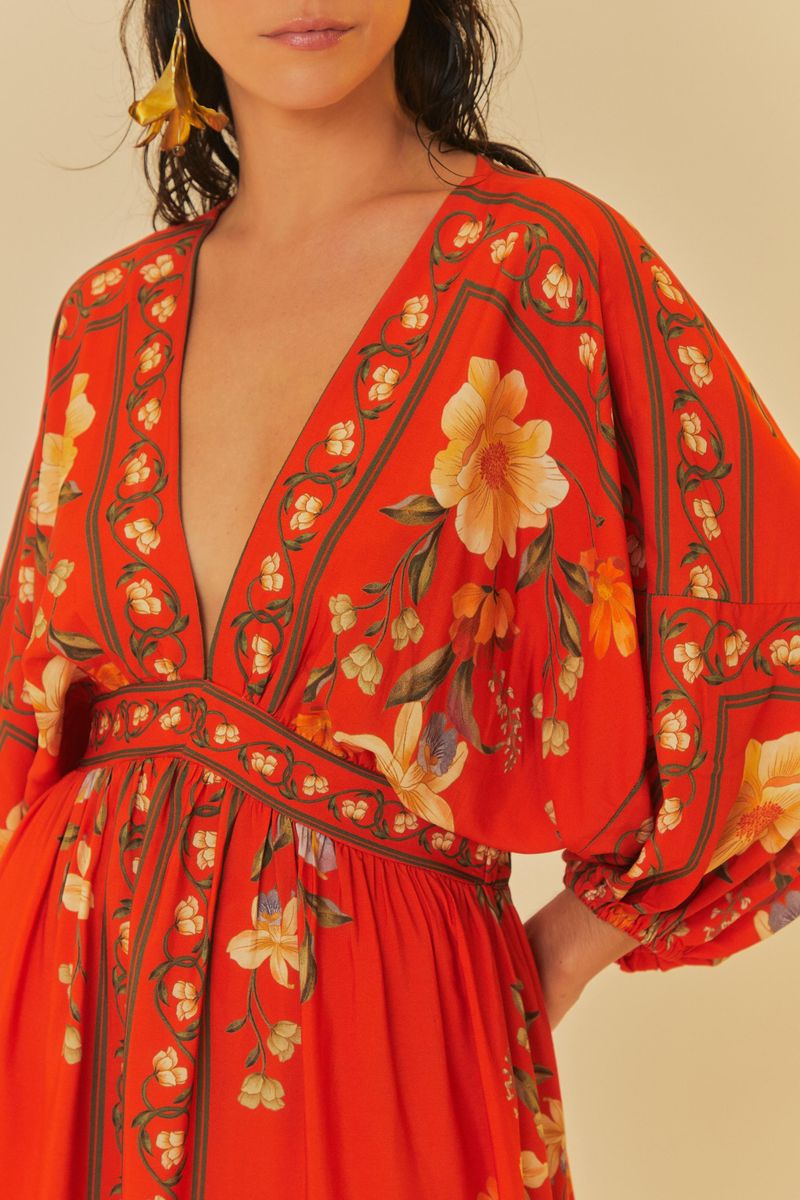 Primer plano del escote en V profundo del vestido floral rojo.