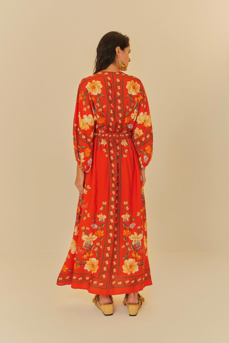 Vista trasera del vestido mostrando el estampado floral y el corte fluido.