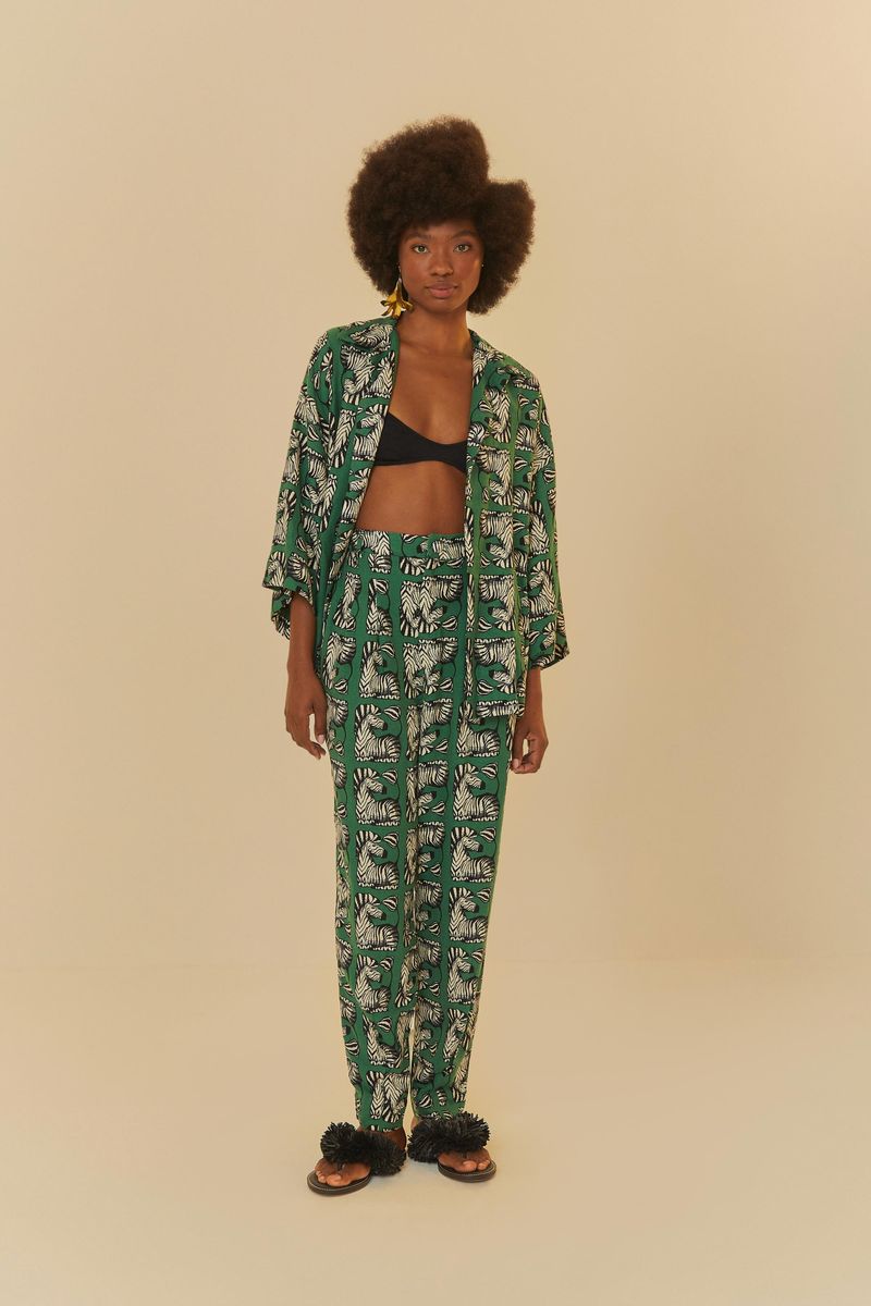 Conjunto con el pantalón Zebrina y camisa combinada, mostrando el conjunto completo.