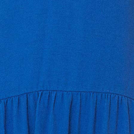 Vista-lateral-del-vestido-azul-largo-con-escote-en-V-y-tirantes-delgados-ajustables.